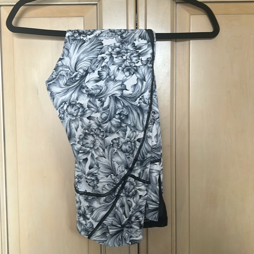 This is knee length Lulu women pant